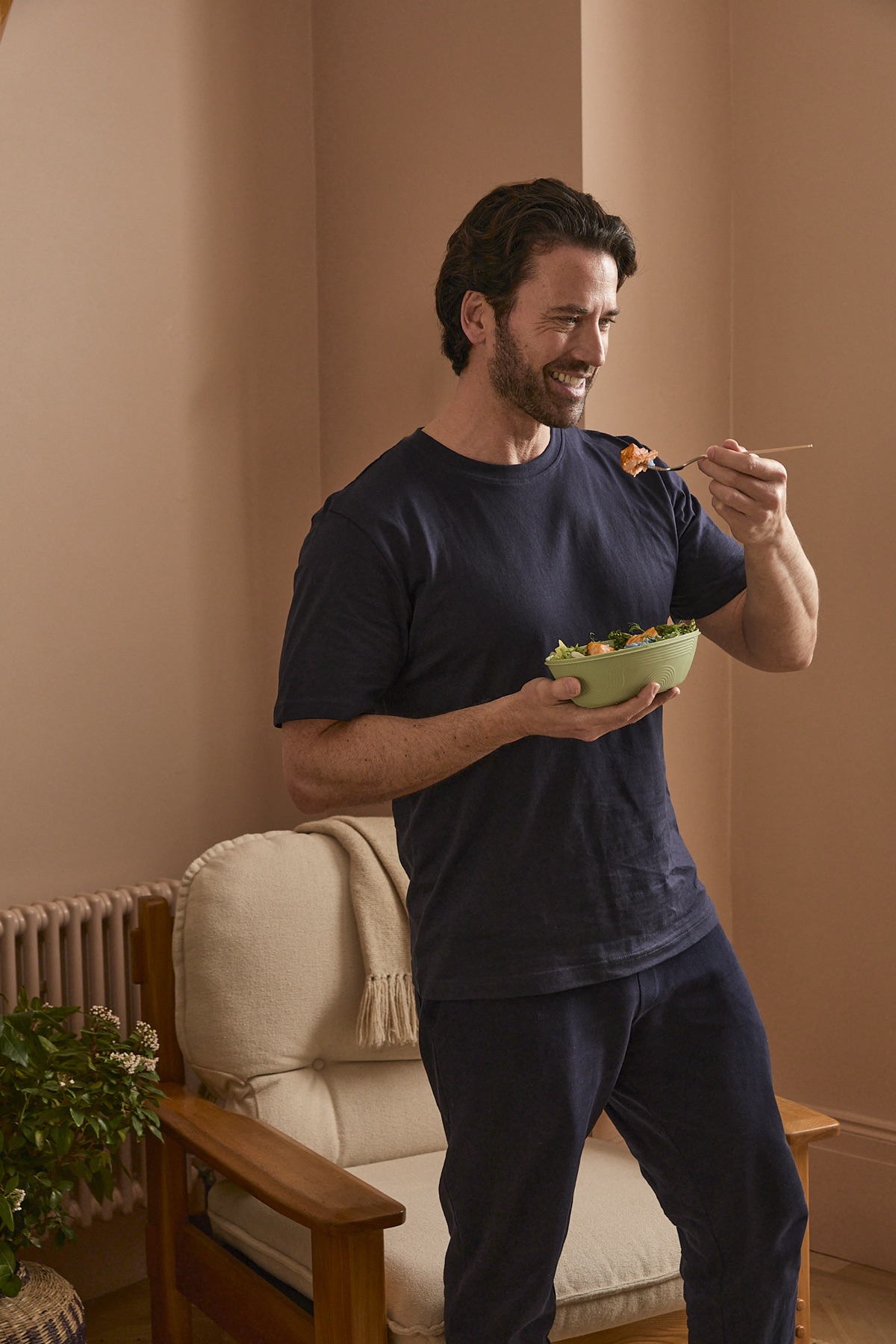 An active person in athletic wear holding a Methodology Peak meal